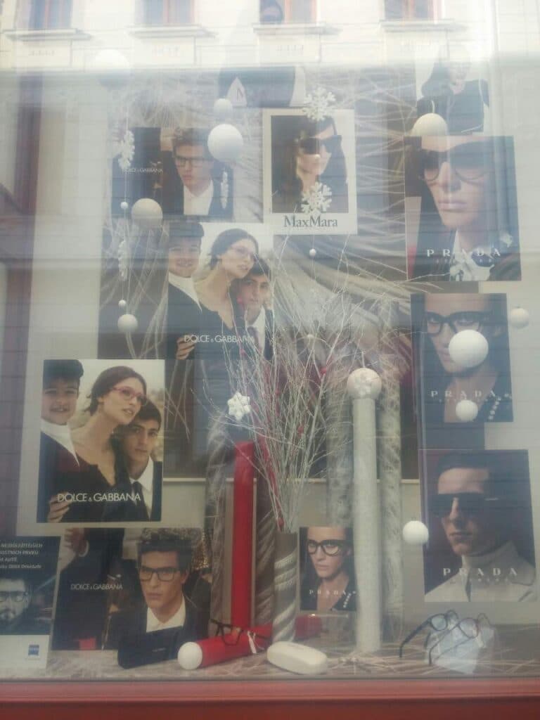 Kreativní výzdoba obchodní výlohy