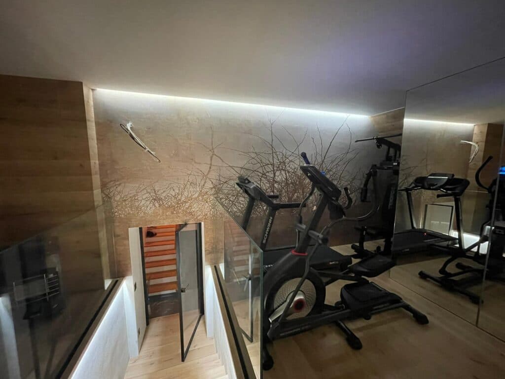 Tapetování stěny za postelí