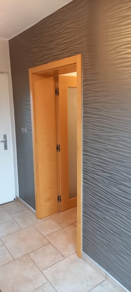 Tapetování chodby a schodiště