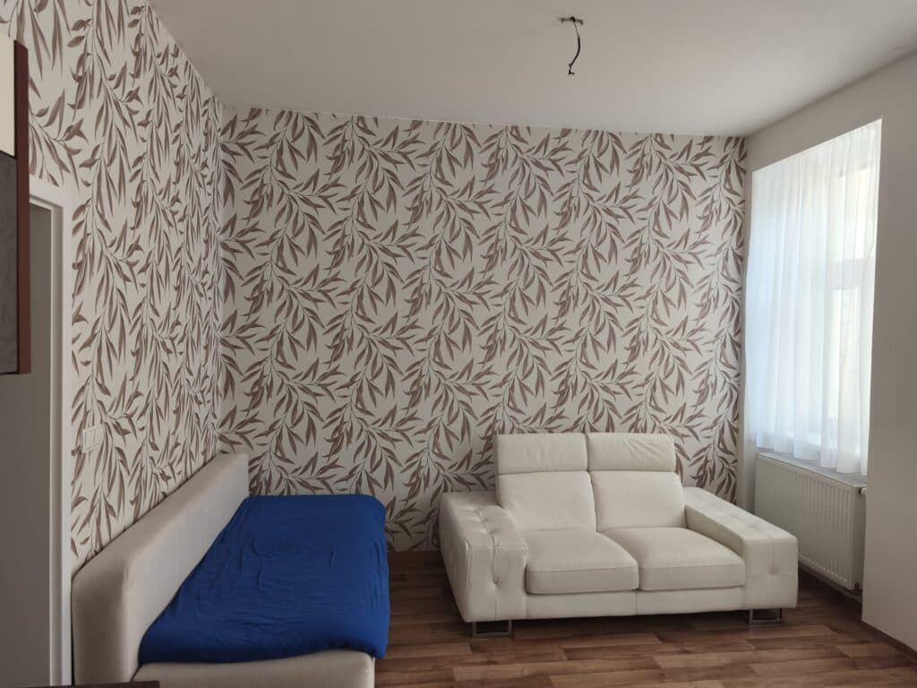 Tapetování stěny za postelí